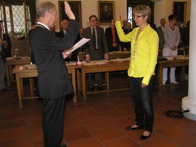 Die neue Zweite Bürgermeisterin Claudia Knoll (CSU), bei der Vereidigung durch den Oberbürgermeister