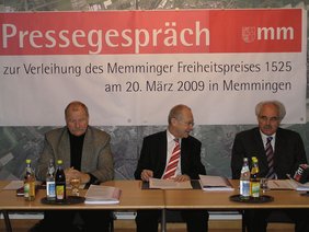 Beim Pressegespräch im Rathaus wurde der Preisträger des "Memminger Freiheitspreises 1525" bekanntgegeben.