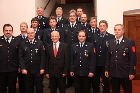 Alle Jubilare auf der Fototreppe im Rathaus – mit dabei der Stadtbrandrat, der Stadtbrandinspektor und der Oberbürgermeister