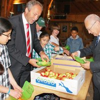 Landrat Hans-Joachim Weirather und Oberbürgermeister Dr. Ivo Holzinger helfen beim befüllen der Brotzeitdosen