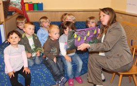 Erzieherin Sabine Eibel bei der Sprachförderung