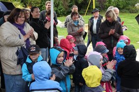 Kindergartenkinder klatschen in die Hände
