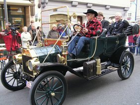 Mit einem Oldtimer gings dann zur Jahrmarktseröffnung.