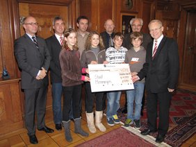 Die Scheckübergabe im Rathaus