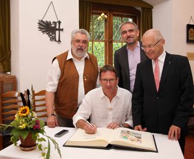 Beim Eintrag in das Goldene Buch