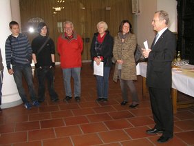 Oberbürgermeister Dr. Ivo Holzinger begrüßt die Gruppe in der Rathaushalle