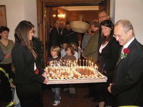 60 Kerzen brannten auf der Geburtstagstorte.
