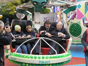 Wilde Fahrt für Oberbürgermeister und Marktreferent im Fahrgeschäft "Magic".