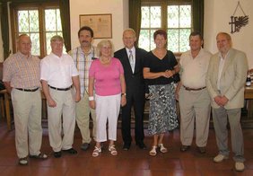 Gruppenfoto der Verabschiedeten mit dem Oberbürgermeister