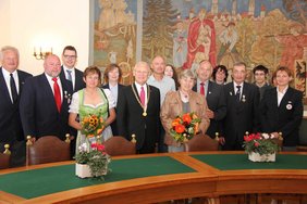 Gruppenbild im Rathaussitzungssaal mit allen Beteiligten - die Geehrten, die Angehörigen und die Vertreter des Kreisverbandes Unterallgäu