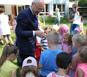Oberbürgermeister Dr. Holzinger verteilt Gummibärchen