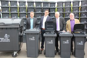 Dietmar Hörberg, Abfallwirtschaftsberater des Amtes für Technischen Umweltschutzes, Stadtrat Florian Buchberger (Referent für Technischen Umweltschutz), Oberbürgermeister Dr. Ivo Holzinger und der ehemalige Stadtratsreferent, Wolfgang Nieder vor den n