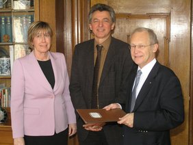 Oberbürgermeister Dr. Ivo Holzinger, Rektor Alfred Eberle (Mitte) erhält neuen Wirkungskreis übertragen im Memminger - Osten. Links mit im Bild: Schulamtsdirektorin Johanna Heiß-Wimmer.