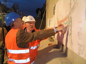 In der Baugrube der neuen Unterführung: OB Dr. Holzinger und Amtsleiter Mnich vor den Planunterlagen.