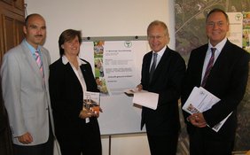 Die Organisatoren der Gesundheitstage vor dem offiziellen Plakat.