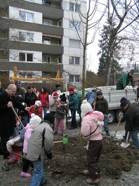 Viele Hände helfen beim schaufeln