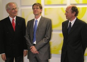 In die Mitte genommen wurde Dr. Stollfuss vom Ärztlichen Direktor und dem scheidenden Chefarzt Dr. Wetzel