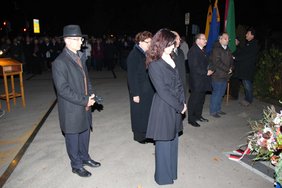 Die Kranzniederlegung an der Gedenkstätte am Schweizerberg