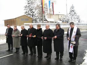 Die Ehrengäste durchschneiden das „Eröffnungsband“