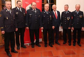 Die Jubilare mit 40-jähriger Dienstzeit zusammen mit dem Kommando der Feuerwehr und dem Oberbürgermeister