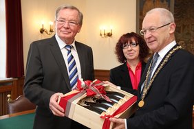 Bei der Überreichung des Geburtstagsgeschenkes