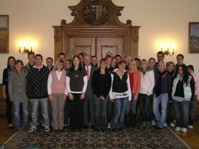 Oberbürgermeister Dr. Ivo Holzinger gemeinsam mit rund 30 neuen Azubis.