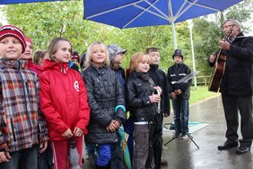 Buben und Mädchen singen