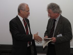 OB Dr. Ivo Holzinger begrüßt den Leitenden Baudirketor Wilhelm Hoffmann im Rathaus
