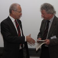 OB Dr. Ivo Holzinger begrüßt den Leitenden Baudirketor Wilhelm Hoffmann im Rathaus