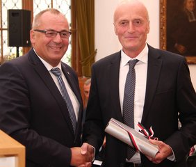 OB Manfred Schilder verabschiedet Heinrich Melzer