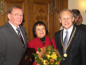 Zum 65. Geburtstag, erhielt Bürgermeister Josef M. Lang, einen exklusiven Wein und Ehefrau Mechthild einen Blumenstrauß von Oberbürgermeister Dr. Ivo Holzinger überreicht (v.l.n.r.).
