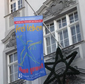 Aktionsfahne von Terre des Femmes am Rathaus