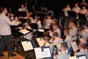 Das Musikkorps auf der Bühne unter der Leitung von Oberstleutnant Kriner