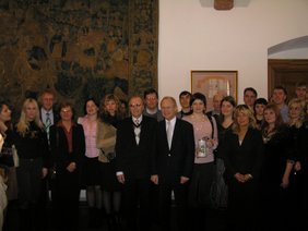 Das Bild zeigt im Vordergrund den Leiter des Chores Dymtry Botnianskyi, Lubomir Bodnaruk, mit Oberbürgermeister Dr. Ivo Holzinger. Im Hintergrund sind Mitglieder des Chores zu sehen.