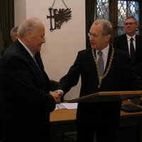 Oberbürgermeister Dr. Ivo Holzinger überreicht Walter Stetter als Anerkunng für seine Verdienste den "Kasimir". Foto: Pressestelle