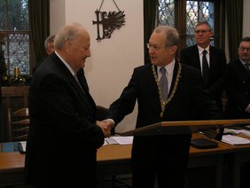 Oberbürgermeister Dr. Ivo Holzinger überreicht Walter Stetter als Anerkunng für seine Verdienste den "Kasimir". Foto: Pressestelle