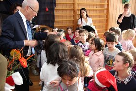 Oberbürgermeister Dr. Holzinger verteilt die Geschenke