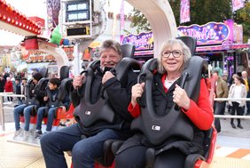 Die beiden sitzen im Wagen, die Bügel wurden bereits gesenkt und sie warten auf den Start.
