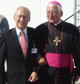 Oberbürgermeister Dr. Ivo Holzinger und der Augsburger Bischof Dr. Walter Mixa nach der Papstmesse in Regensburg.
