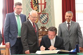 Beim Eintrag in das Goldene Buch der Stadt Memmingen