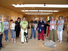 Teilnehmerinnen der Frauenfahrt bei der Begrüßung im Frauenmuseum in Hittisau.
