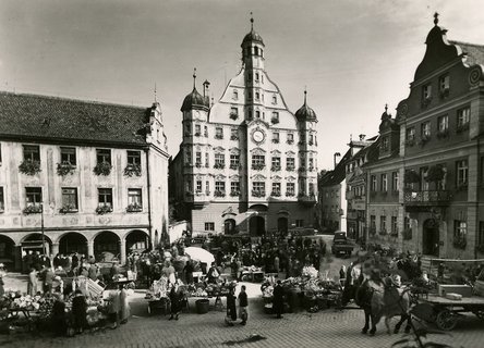 Historische Aufnahme des Memminger Wochenmarktes mit Blick auf das Rathaus
