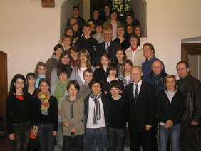 Zu Gast im Rathaus: Schülerinnen und Schüler des Centre Scolaire Aux Lazaristes aus Lyon und des Petöfi Gymnasiums aus Budapest mit den verantwortlichen Lehrkräften. Joachim Kühn, Sandrine Putigny, Oberbürgermeister Dr. Ivo Holzinger, (v.r. erste Re