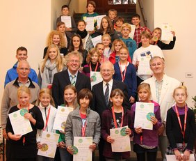 Auf der Treppe des Rathauses stellten sich Alle dem Fotografen