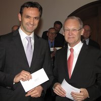 Dr. Manfred Nuscheler und Oberbürgermeister Dr. Ivo Holzinger