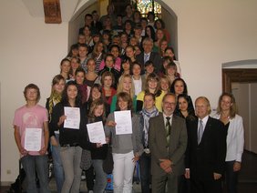 Oberbürgermeister mit Schülerinnen und Schüler,sowie Projektleitung und Lehrer des Jugendengagementförderungsporjekt "Schaffenslust".Bild Pressestelle Stadt Memmingen