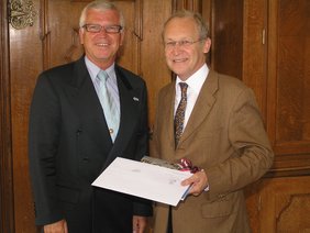 OB Dr. Holzinger und Polizeipräsident Memel im Amtszimmer des Oberbürgermeisters