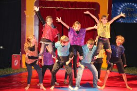 Kinder stellen eine Pyramide