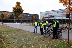 Im Hintergrund der Gruppe sind die beiden Schulgebäude erkennbar.