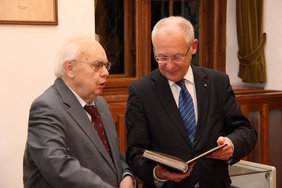 Erich Häring übergibt das Faksimile